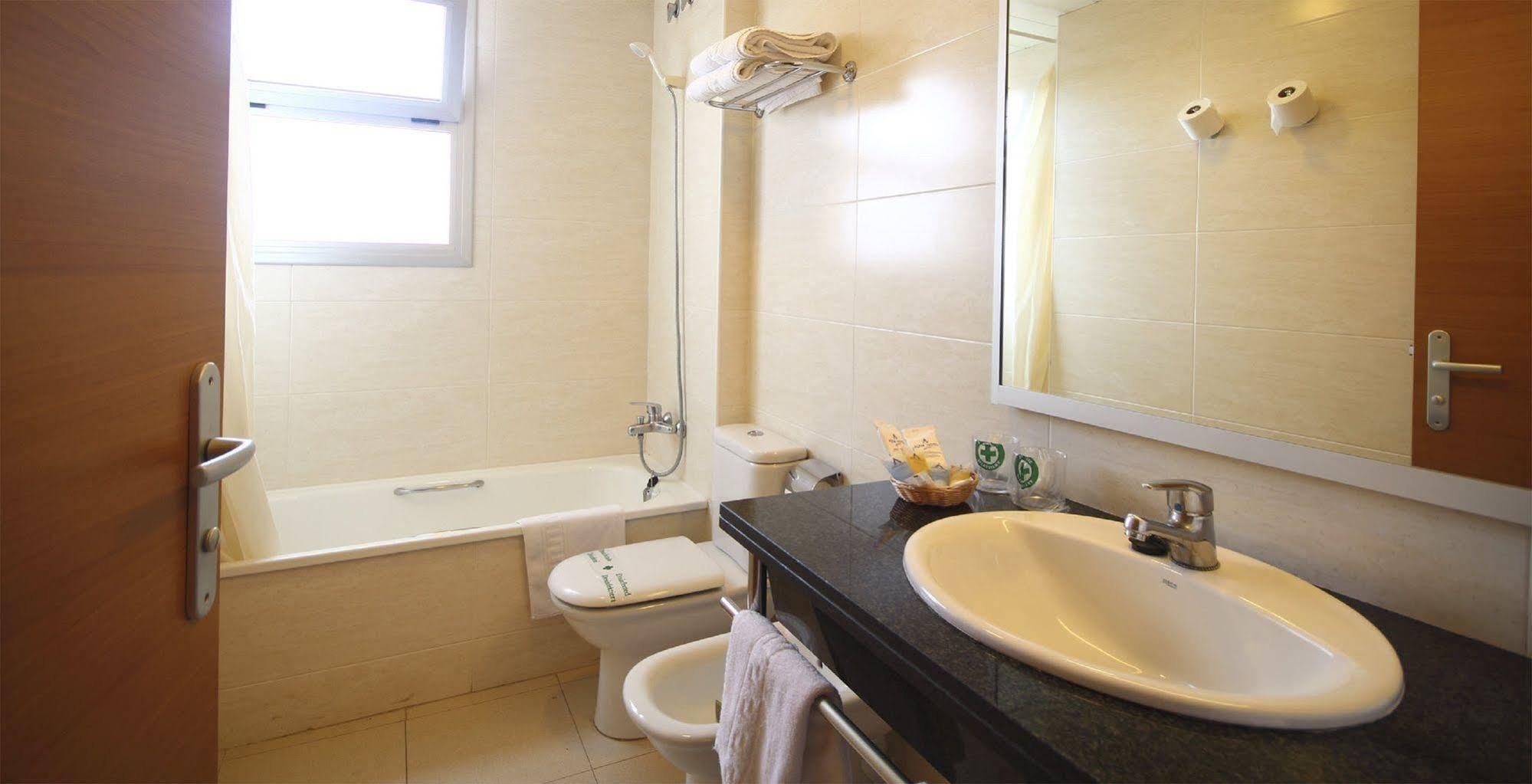 Aqua Hotel Nostre Mar Apartments ピネダ・デ・マール エクステリア 写真