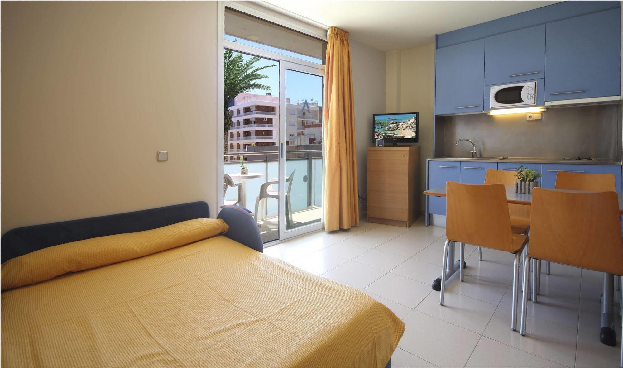 Aqua Hotel Nostre Mar Apartments ピネダ・デ・マール エクステリア 写真